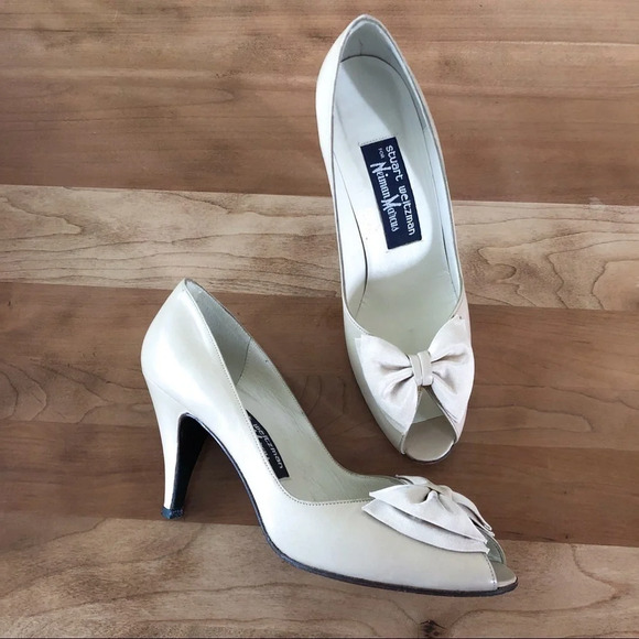 Stuart Weitzman Shoes - Stuart Weitzman Vintage Cream Bow Peep Toe Heels